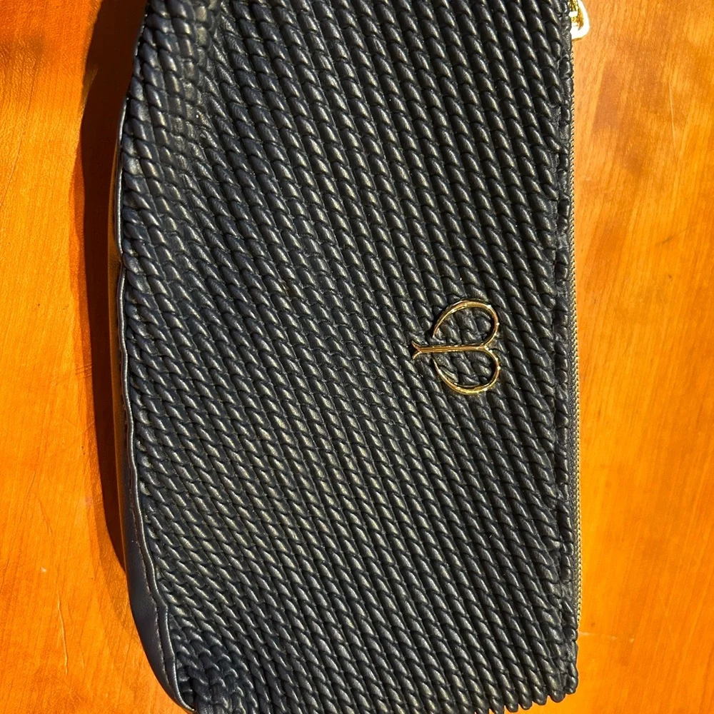 Navy Blue cle de peau pouch with golden eye cream and softening cleansing - Picture 3 of 5